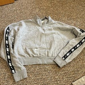 Women’s cropped half zip Nike sweatshirt been worn maybe 1 time